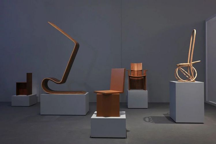 Ausstellungsansicht zu „A Chair and You“ am Grassi Museum für angewandte Kunst Leipzig, Foto: Lucie Jansch