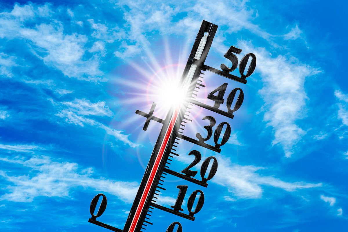 zur Vergrößerungsansicht des Bildes: Thermometer, dass 40 °C anzeigt vor blauem Himmel mit Blendfleck, Foto: Colourbox