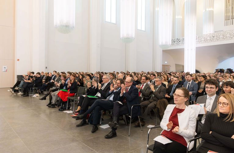 Mehr als 500 Gäste waren der Einladung zur Absolvent:innenfeier ins Paulinum gefolgt. Foto: Swen Reichhold.