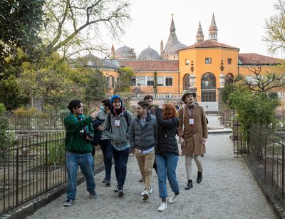 Gruppe Studierender im Botanischen Garten Padua
