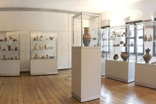 Ein Panoramablick in den Saal des Kouros von Naukratis mit seinen Ausstellungsvitrinen im Antikenmuseum