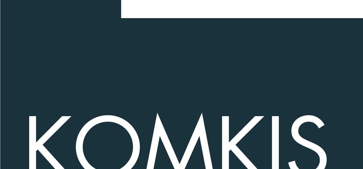 Das Logo des Kompetenzzentrums für kommunale Infrastruktur Sachsen zeigt die Abkürzung "KOMKIS" in weißer Schrift vor dunkelblauem Hintergrund.