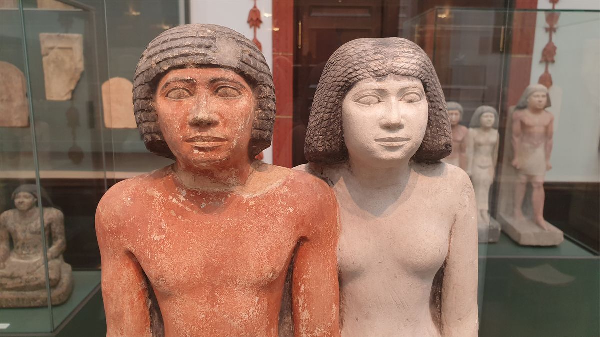 enlarge the image: Die beiden Statuen des Lai-ib und seiner Frau stehen in einer Vitrine im Ägyptischen Museum
