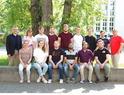 Team AK Schneider im Innenhof der Fakultät für Chemie und Mineralogie, Universität Leipzig - Sommer 2022, Foto: Marcel Sickert