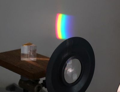 weißes Licht wird mit einem Prisma in seine farbigen Bestandteile zerlegt, Foto: Peter Rieger und Kilian Peisker