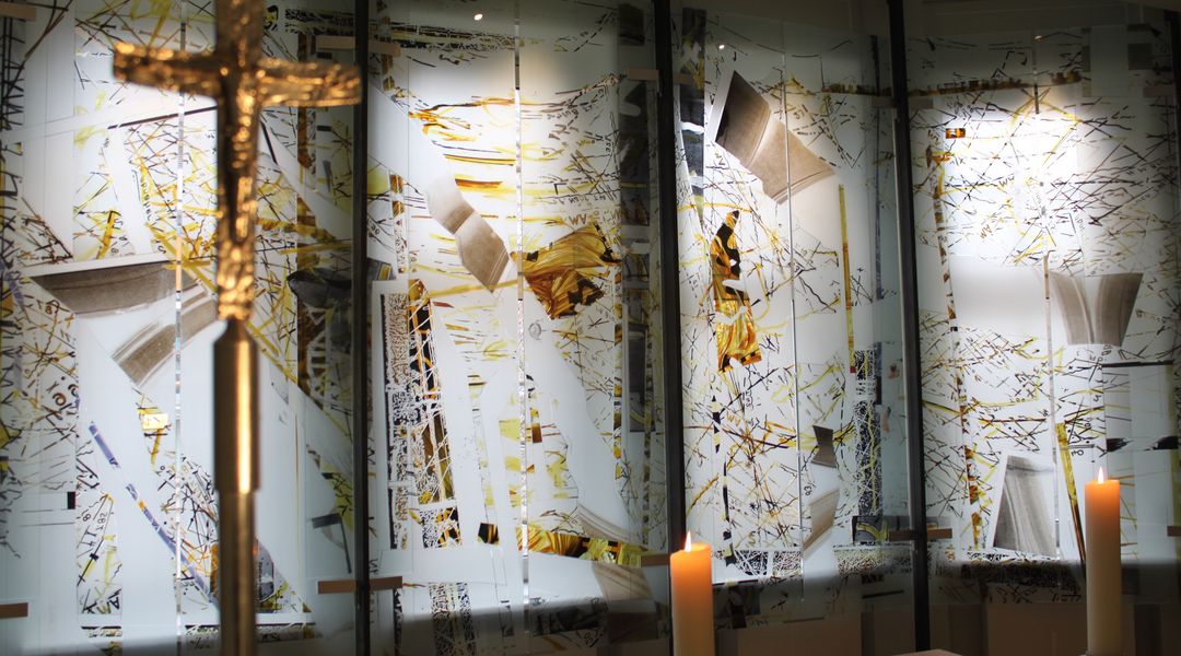 Glaskunst von Günther Grohs im Andachtsraum der Theologischen Fakultät (2020)