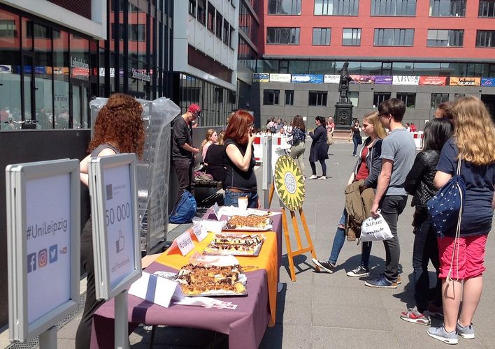 50.000 Fans: Zum "virtuellen Jubiläum" der Facebook-Seite der Universität Leipzig gab es Kuchen und ein Glücksrad für die Besucher.