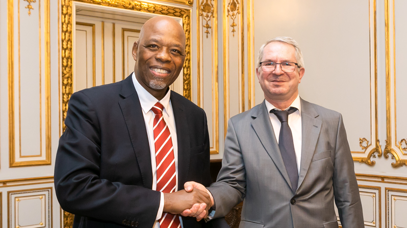 enlarge the image: Prof Thomas Hofsäss welcomes H.E. Ambassador of South Africa Phumelele Stone Sizani