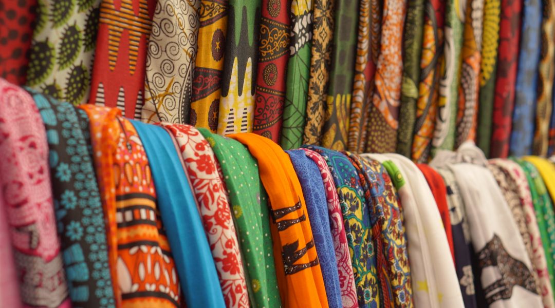 Bunte Tansanische Stoffe die in Sansibar Town ausgestellt und verkauft werden.