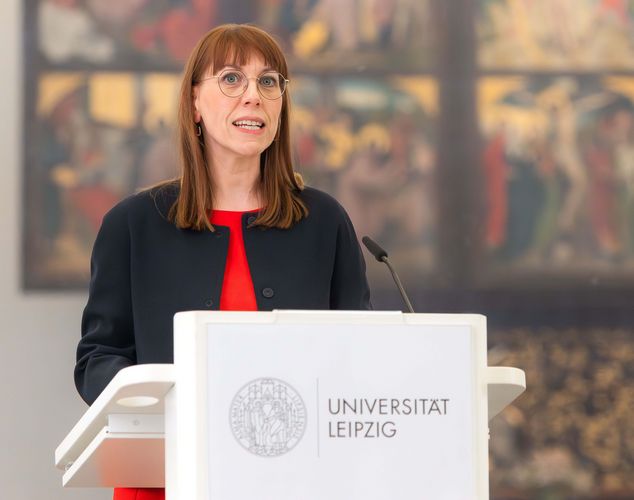 In einer Festrede sprach Justizministerin Katja Meier den Absolvent:innen ihre Anerkennung aus. Foto: Swen Reichhold.