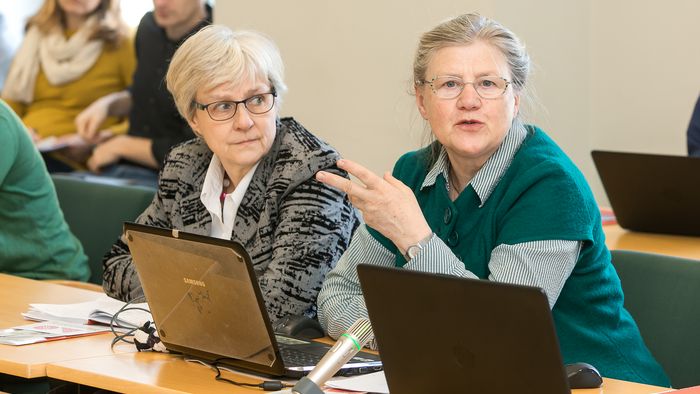 Das Bild zeigt Martina Emsel bei einer Senatssitzung.