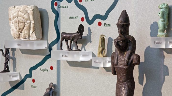 Verschiedene Götterfiguren auf einer Karte, im Vordergrund Horus 