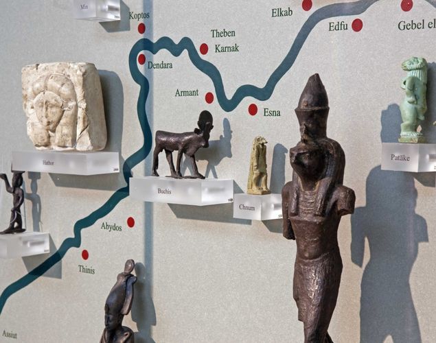 Verschiedene Götterfiguren auf einer Karte, im Vordergrund Horus 