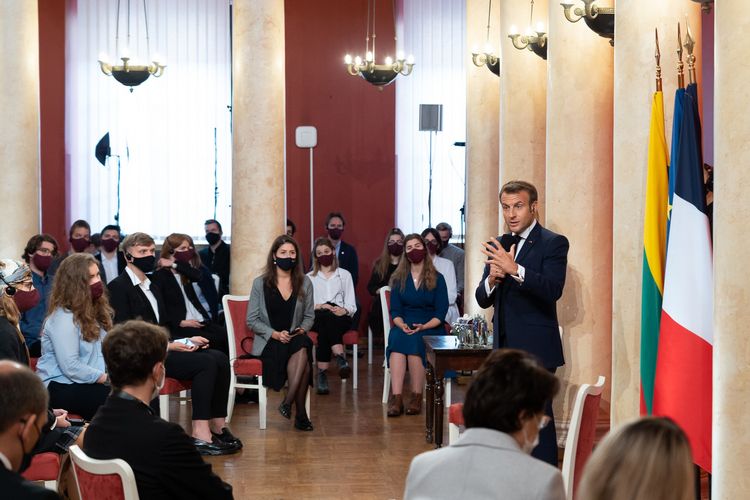 Emmanuel Macron vor Studierenden der Universität Vilnius. 
