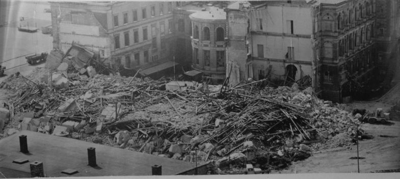 Die Universitätskirche am Tag nach der Sprengung, Blick von einem kleinen Turmfenster der Nikolaikirche.