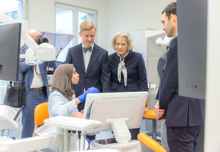 Staatsekretär Dr. Andreas Handschuh (SMWK) und Rektorin Prof. Dr. Eva Inés Obergfell lassen sich von einer Studentin die modernen neuen Geräte für die zahnmedizinische Lehre zeigen.