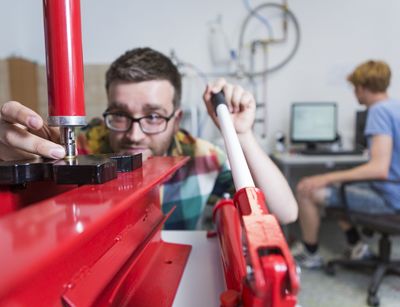 Foto: ein Mann arbeitet an einer Maschine 