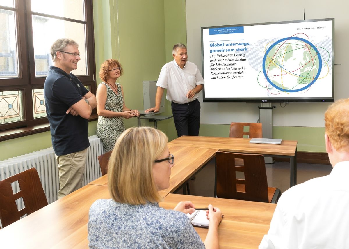 Members of the CRC and the Multiple Secularities Humanities Centre for Advanced Studies. Photo: Swen Reichhold enlarge the image: Members of Collaborative Research Centre 1199 in discussion