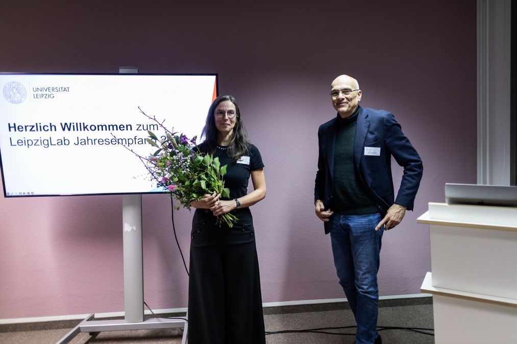 zur Vergrößerungsansicht des Bildes: Prof. Liebal mit Blumen in der Hand und Prof. Eilers neben ihr stehend