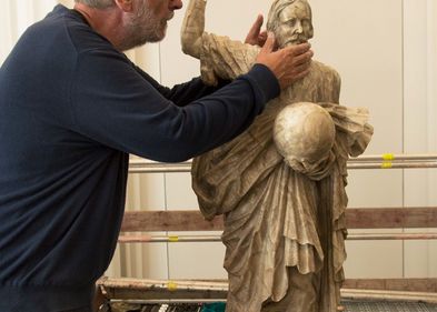 Der Steinrestaurator Thomas Schubert bei der Montage des Christus-Kopfes, unterstützt durch Kustodie-Mitarbeiter Nico Hempel. Im Vordergrund ist eine Rasterfotografie des originalen Kopfes aus den 1950er Jahren zu sehen. Der Steinrestaurator Thomas Schubert bei der Montage des Christus-Kopfes, unterstützt durch Kustodie-Mitarbeiter Nico Hempel. Im Vordergrund ist eine Rasterfotografie des originalen Kopfes aus den 1950er Jahren zu sehen.