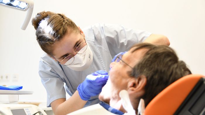 Beim Behandlungskurs in der Zahnmedizin arbeiten die Studierenden vier Semester am Patienten. 