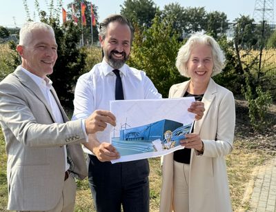 Chief Information Officer Dieter Lehmann (links; zugleich Direktor des Universitätsrechenzentrums), Wissenschaftsminister Sebastian Gemkow und Uni-Rektorin Prof. Dr. Eva Inés Obergfell zeigen eine erste grobe Visualisierung des KI-Rechenzentrums Leipzig, das auf dem Gelände der Alten Messe gebaut wird.