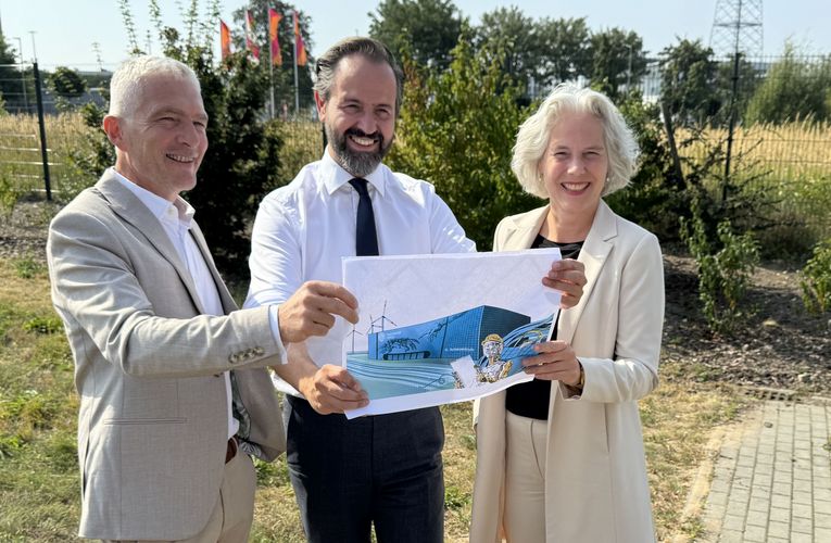 Chief Information Officer Dieter Lehmann (links; zugleich Direktor des Universitätsrechenzentrums), Wissenschaftsminister Sebastian Gemkow und Uni-Rektorin Prof. Dr. Eva Inés Obergfell zeigen eine erste grobe Visualisierung des KI-Rechenzentrums Leipzig, das auf dem Gelände der Alten Messe gebaut wird. 