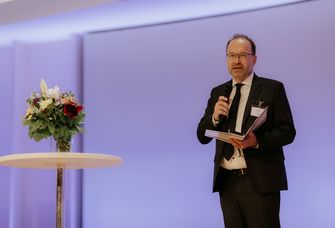 Das Bild zeigt Prof. Dr. Knut Asmis bei der Verleihung des van’t-Hoff Preis der Deutschen Bunsen-Gesellschaft. 