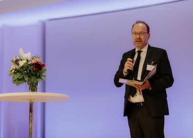 Prof. Dr. Knut Asmis bei der Verleihung des van’t-Hoff Preis der Deutschen Bunsen-Gesellschaft, Foto: © Deutsche Bunsen-Gesellschaft/Wagner Das Bild zeigt Prof. Dr. Knut Asmis bei der Verleihung des van’t-Hoff Preis der Deutschen Bunsen-Gesellschaft.