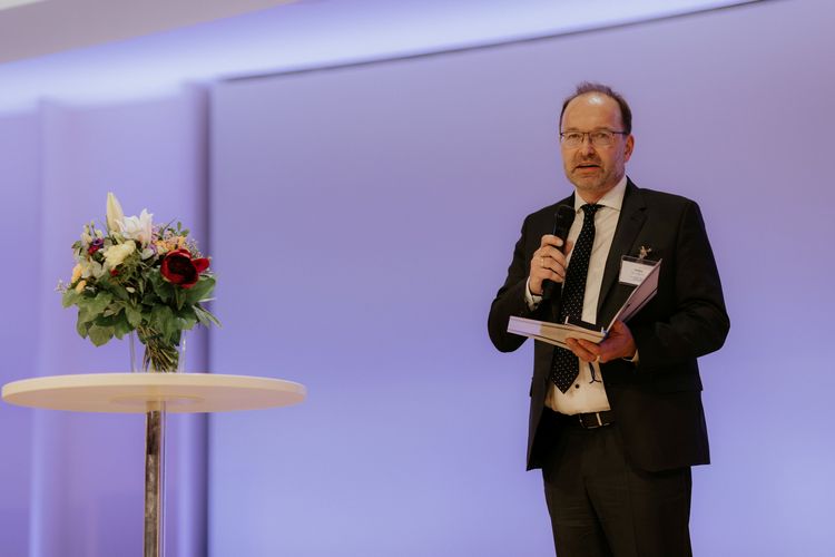 Das Bild zeigt Prof. Dr. Knut Asmis bei der Verleihung des van’t-Hoff Preis der Deutschen Bunsen-Gesellschaft. 