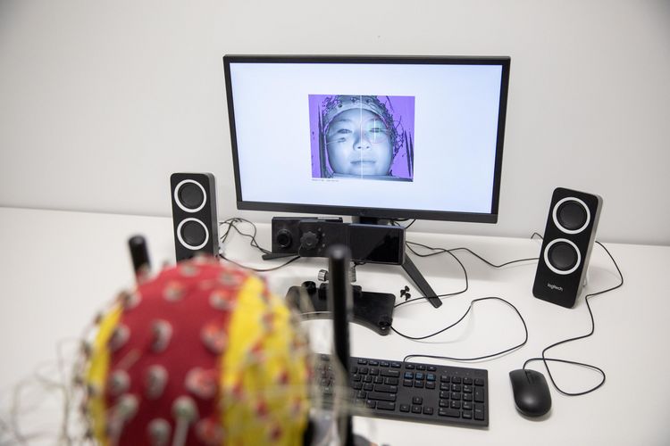 In order to analyse the brain’s electrical signals, it is also necessary to record eye movements, which also produce electrical signals. For this purpose, an eye tracker was calibrated individually for each subject. Photo: Peter Valckx, Vrije Universiteit Amsterdam