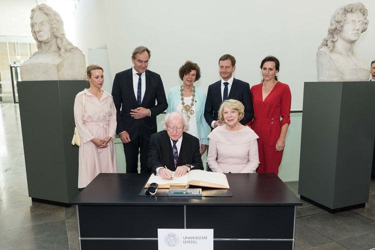 Irish President Michael D. Higgins and his wife Sabina sign the Leipzig University visitors’ book. Back row (from left): Ayleena and Burkhard Jung, Beate Schücking and Michael Kretschmer with partner Annett Hofmann.