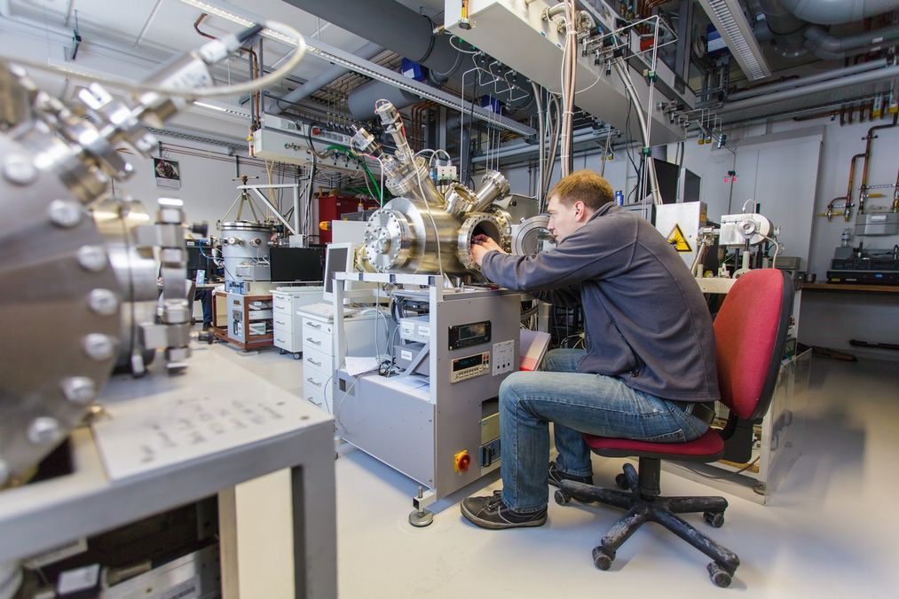 zur Vergrößerungsansicht des Bildes: Student der Physik macht ein Praktikum im Labor