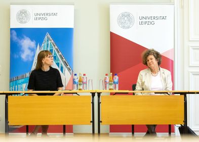Demokratieministerin Katja Meier mit Rektorin Prof. Dr. Beate Schücking.
