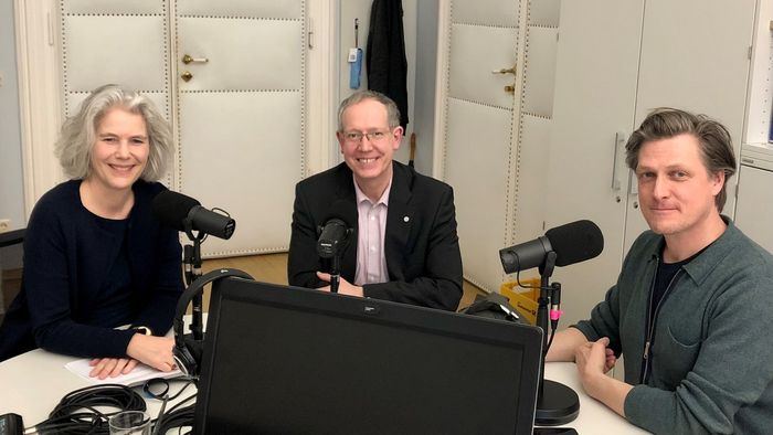 Rektorin Prof. Dr. Eva Inés Obergfell, Prorektor Prof. Dr. Roger Gläser und Moderator Tobias Rohe sitzen an einem Tisch. Darauf stehen Mikrofone für die Aufnahme des Podcast für das Deutschlandstipenium