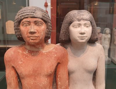 Die beiden Statuen des Lai-ib und seiner Frau stehen in einer Vitrine im Ägyptischen Museum