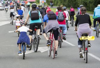 Fahrradfahrer unterschiedlichen Alters radeln auf der Straße gemeinsam. Foto: Colourbox