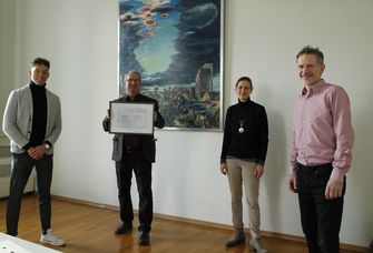 Die Universität wurde für die Peer-to-Peer-Strategieberatung zur Digitalisierung in Studium und Lehre mit einem Zertifikat ausgezeichnet. Prof. Dr. Thomas Hofsäss (2.v.l.) überreichte dem Team, Dominic Dives (l.), Nicola Würffel und Robert Reilein (r.) die Ehrung. Foto: Michael Lindner, Universität Leipzig