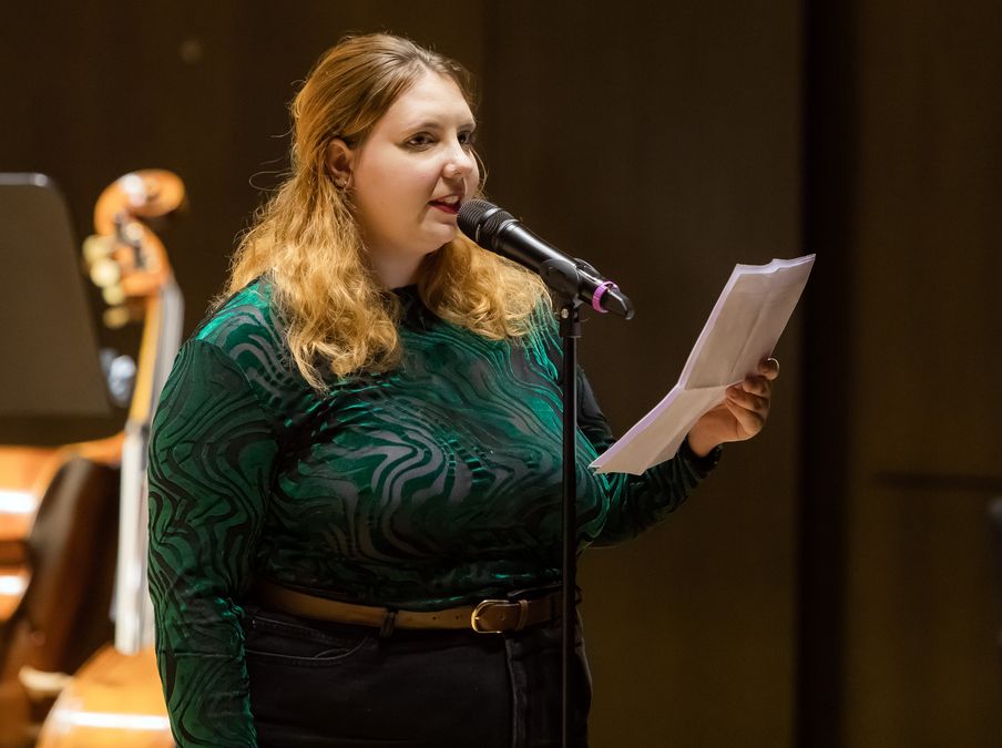 zur Vergrößerungsansicht des Bildes: Poetry Slam von Lina Klöpper. Foto: Swen Reichhold