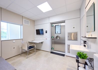 Innenansicht der Metabolischen Kammer, Foto: Helmholtz Munich/Unrau Fotografie Innenansicht der Metabolischen Kammer: ein Raum mit Bett, Schreibtisch, Waschbecken und Fernseher