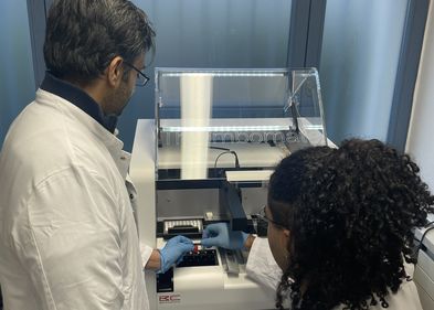 Moderne Geräte für LE-REP Der Thrombomate, ein neues Gerät, finanziert mit den zusätzlichen Mitteln des Bundesministeriums für Bildung und Forschung, ist ein automatisiertes System zur präzisen Untersuchung der Thrombozytenfunktion. Es ermöglicht eine schnellere und zuverlässigere Analyse der Blutgerinnung und soll so langfristig die Sicherheit in der Behandlung von Reproduktionsstörungen erhöhen. Foto: Dr. Shrey Kohli