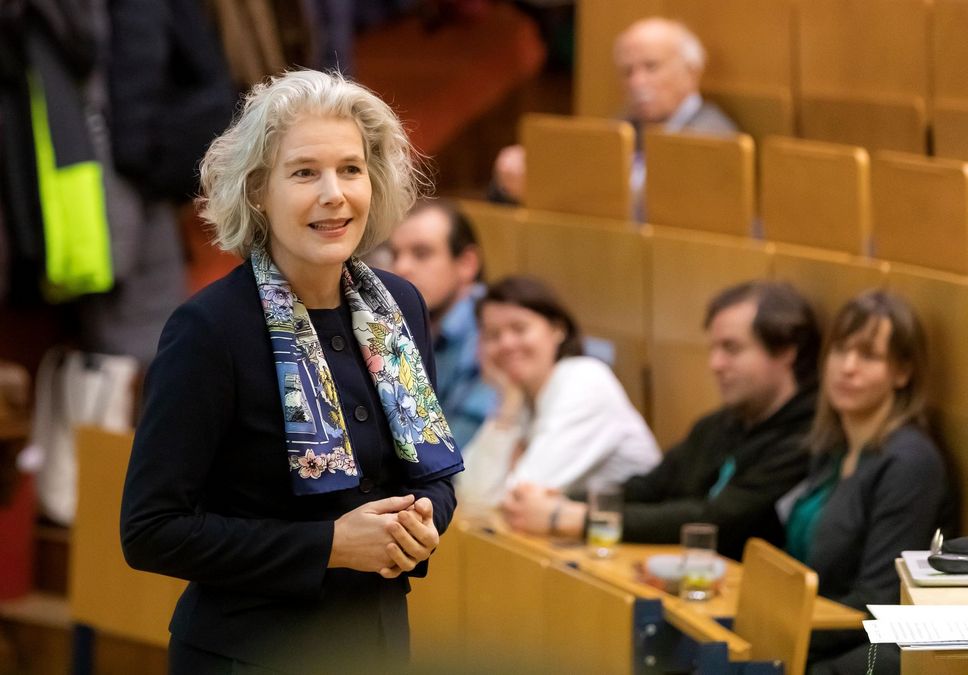 zur Vergrößerungsansicht des Bildes: Rektorin, Prof. Obergfell, steht im Hörsaal der Fakultät für Chemie und Mineralogie und begrüß die Gäste