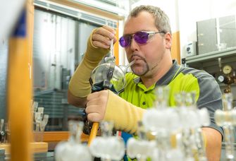 Marko Wende bläst ins frisch geformte und noch heiße Glas.