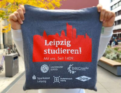 Person hält Welcome Bag vor sich in die Kamera, Foto: Nina Vogt / Universität Leipzig