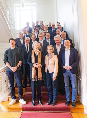 Vertreter:innen der acht sächsischen und zwei thüringischen Hochschulen kamen zur Gründung der "Startup Campus Alliance" an der Universität Leipzig zusammen. Vorn in der Mitte: Prof. Dr. Eva Inés Obergfell (Rektorin der Universität Leipzig) und Prof. Dr. Ursula M. Staudinger (Rektorin der TU Dresden).