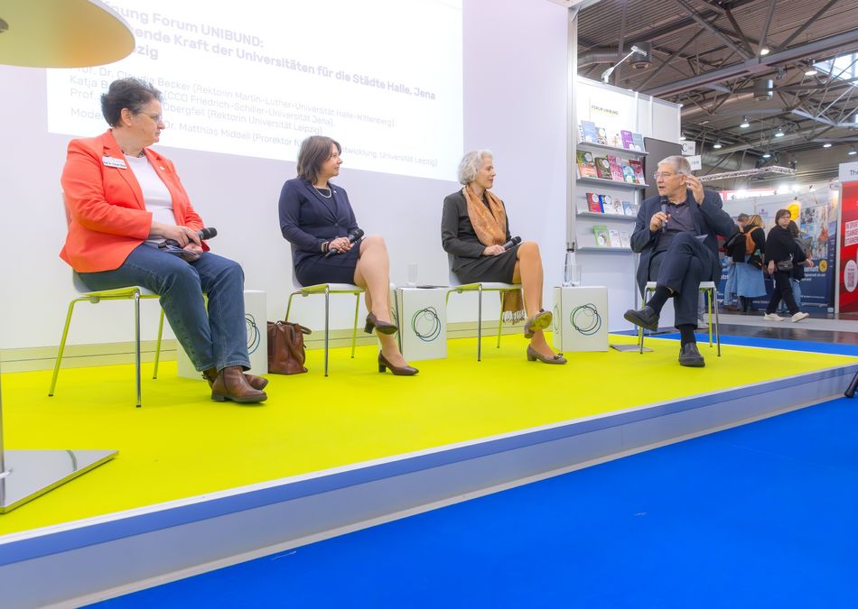 zur Vergrößerungsansicht des Bildes: Vier Mitglieder der drei Unileitungen bei einer Podiumsdiskussion auf der Buchmesse