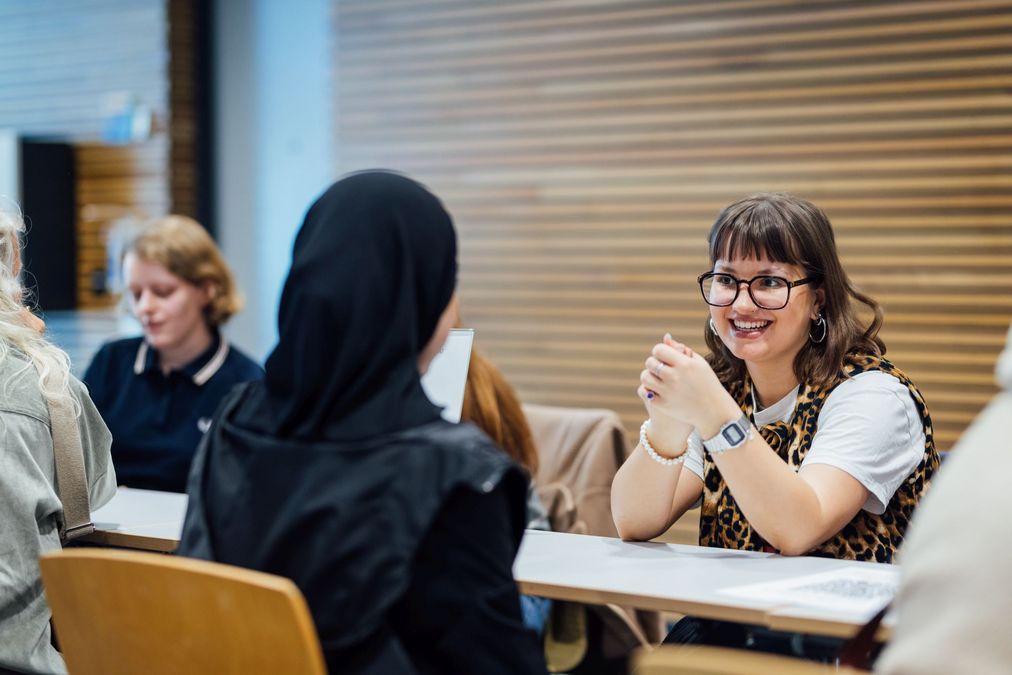 zur Vergrößerungsansicht des Bildes: Foto: Eine Besucherin im Gespräch mit einer Studentin.
