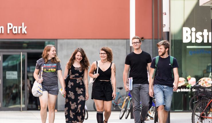 Studierende im Leibnizforum auf dem Campus Augustusplatz