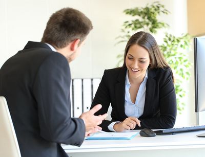 Mann und Frau beim Bewerbungsgespräch