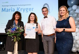 Das Foto zeigt Maria Kryger (2.v.l.). Sie erhielt 2019 den Sonderpreis Technologiemittler. Das Foto zeigt sie bei der Preisverleihung mit Prof. Dr. Cornelia Zanger (TU Chemnitz), Staatsminister Martin Dulig und Marina Heimann (futureSAX, von links). 